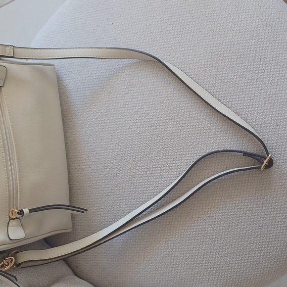 TOMMY HILFIGER Cream Pebbled Crossbody Bag With Inside & Outside Pockets - Picture 12 of 14